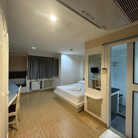Royal Garden Home Hotel Bangkok Luaran gambar
