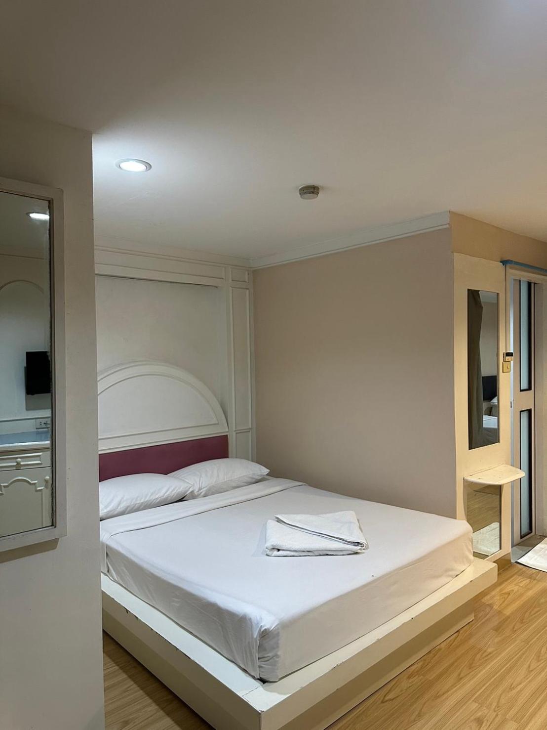 Royal Garden Home Hotel Bangkok Luaran gambar