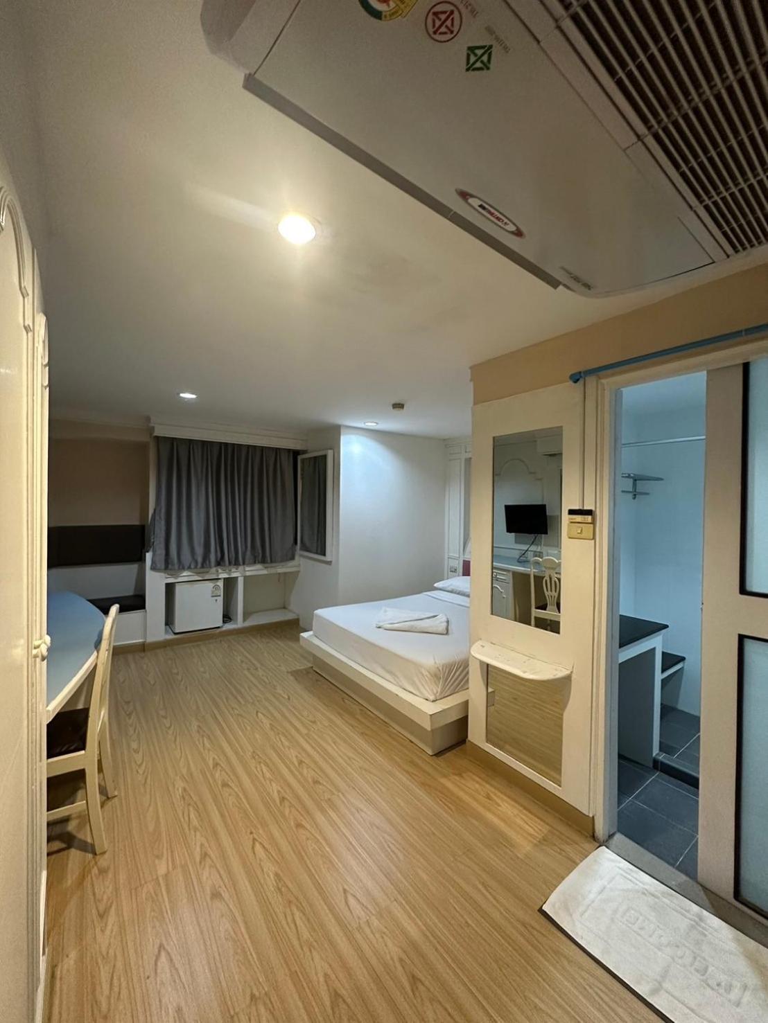 Royal Garden Home Hotel Bangkok Luaran gambar