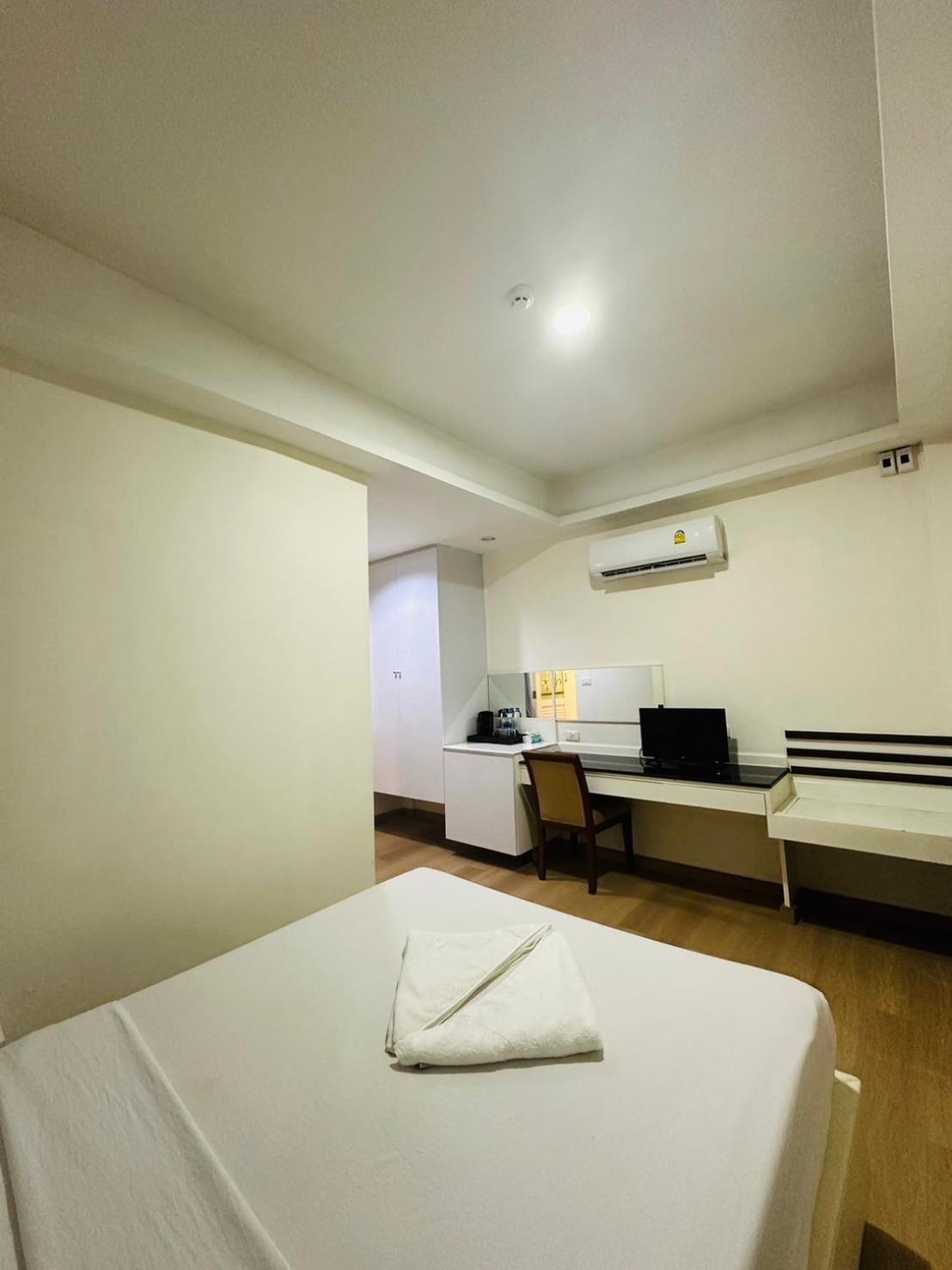 Royal Garden Home Hotel Bangkok Luaran gambar
