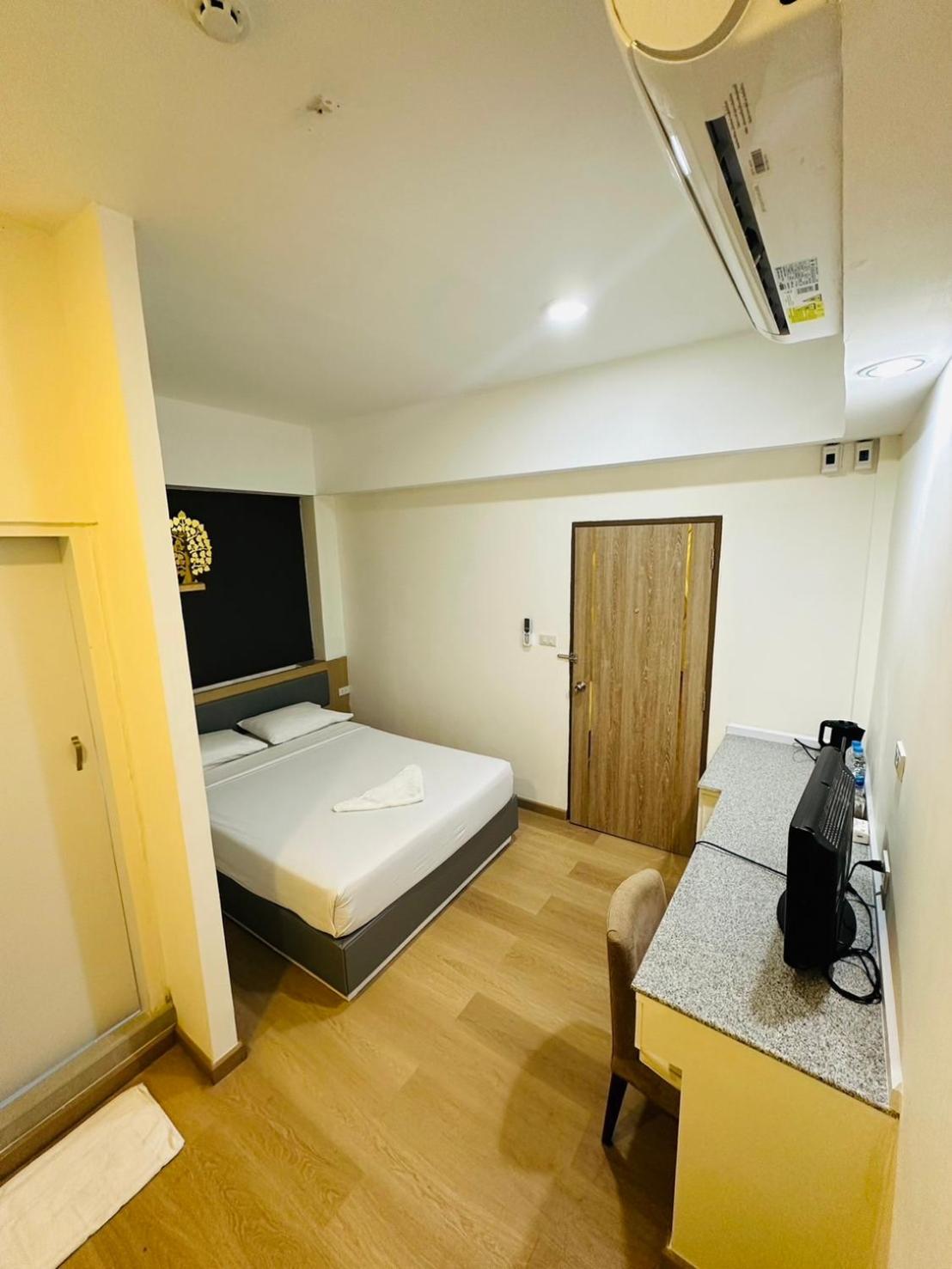 Royal Garden Home Hotel Bangkok Luaran gambar